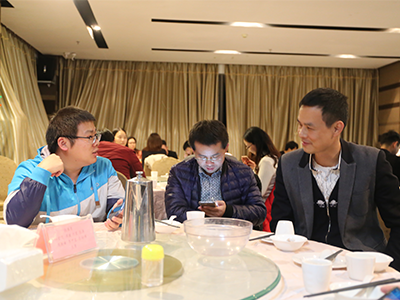 yh533388银河app网页版员工交谈中